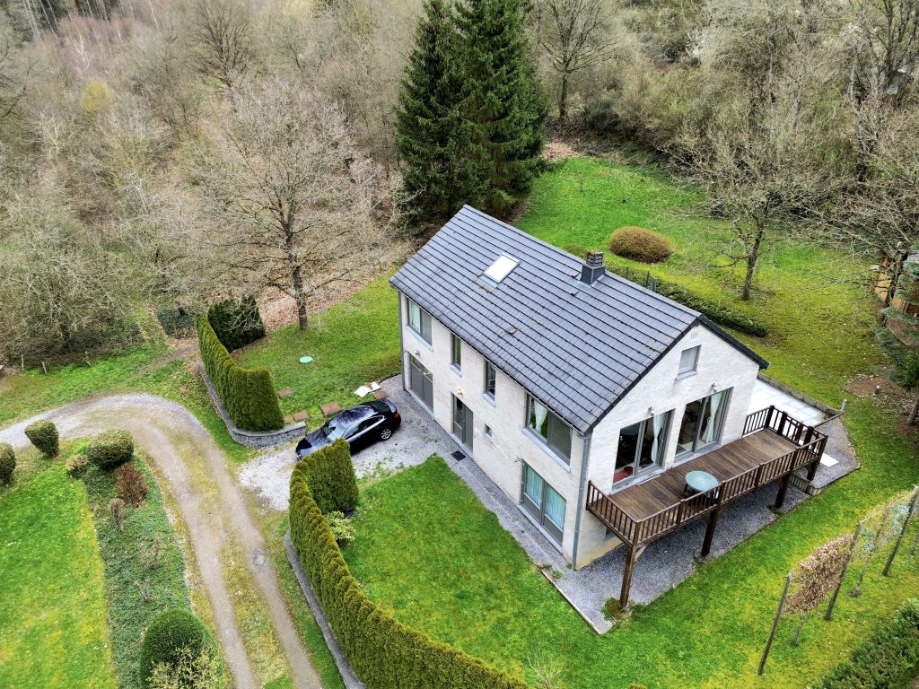Villa in de winter in Nederland vanuit de lucht